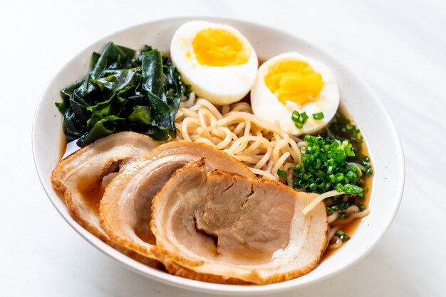 Photo shoyu ramen noodle with pork and egg