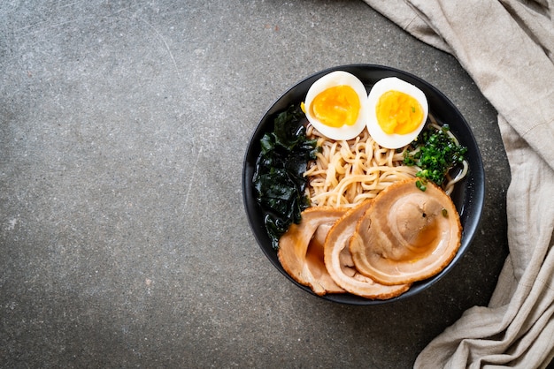 Tagliatella di ramen di shoyu con carne di maiale e l'uovo