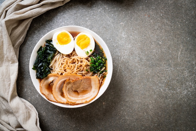 Photo shoyu ramen noodle with pork and egg