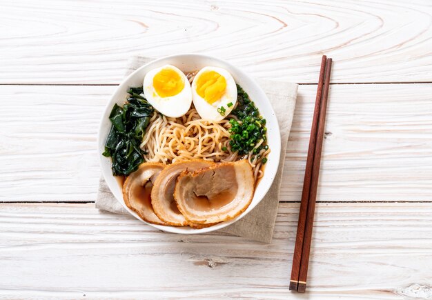 Photo shoyu ramen noodle with pork and egg