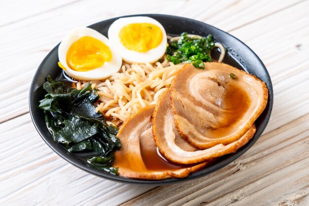 Photo shoyu ramen noodle with pork and egg