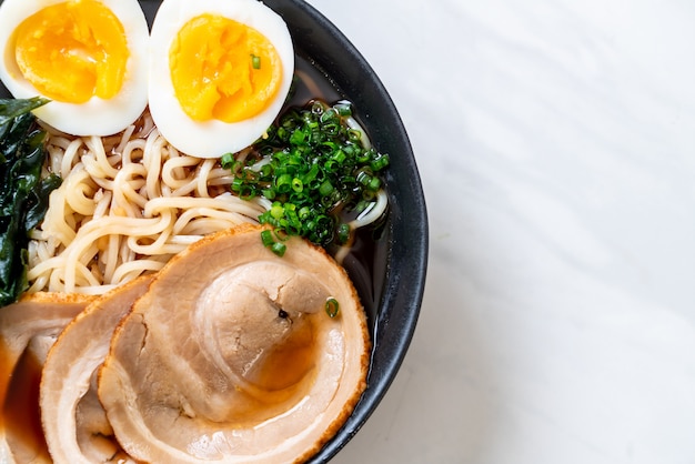 Photo shoyu ramen noodle with pork and egg