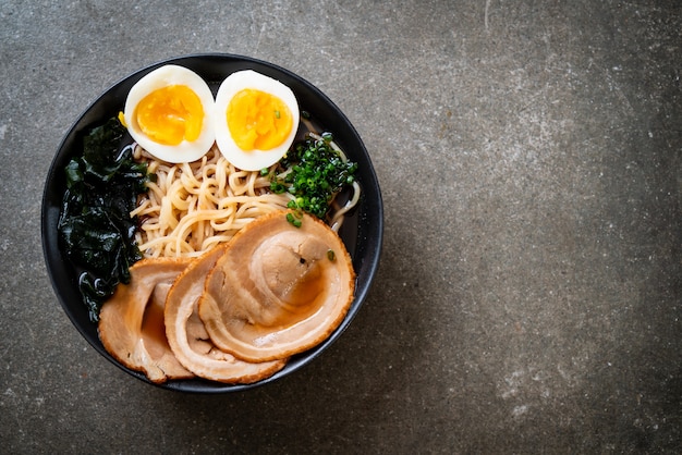 Photo shoyu ramen noodle with pork and egg