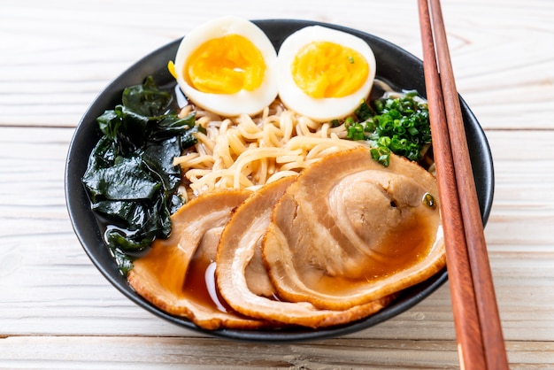 Photo shoyu ramen noodle with pork and egg