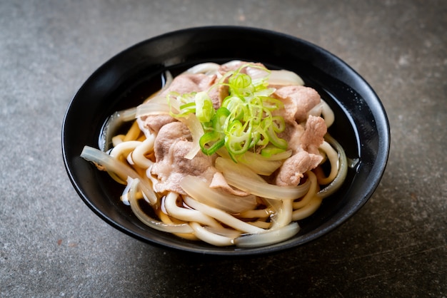 Shoyu udon ramen noodle met varkensvlees (shoyu ramen)