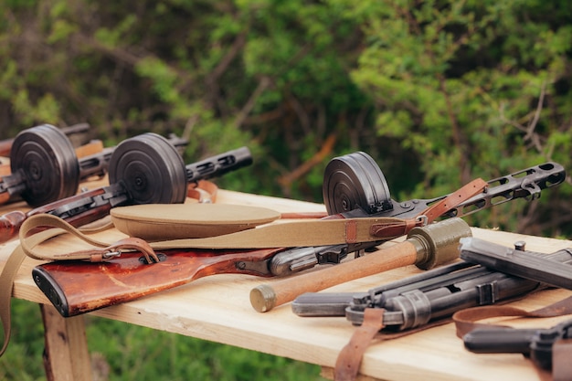 Photo shpugin's pistol gun lies on the table during the reconstruction of world war ii in may. high quality photo