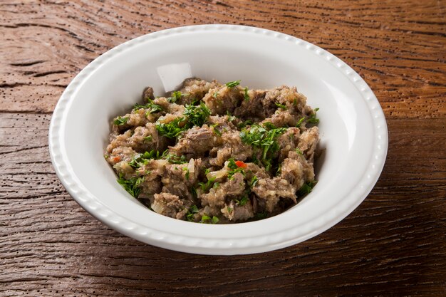 Costata di manzo tagliuzzata nel piatto bianco