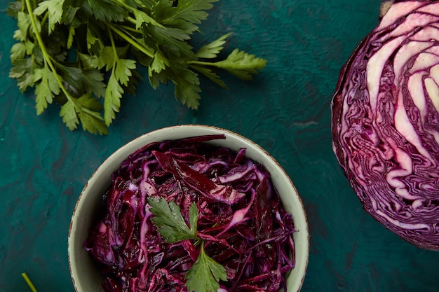 Cavolo rosso tagliuzzato in ciotola.