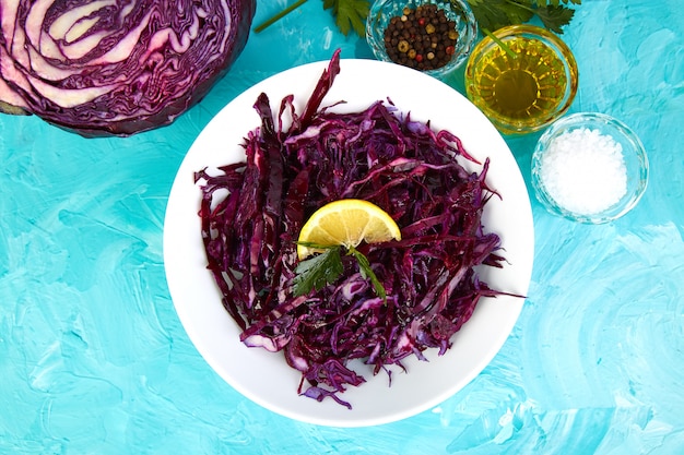 Photo shredded red cabbage in bowl