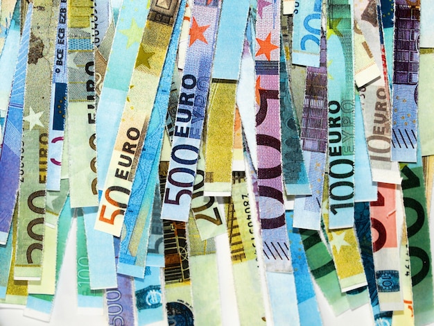 Banconote in euro triturate