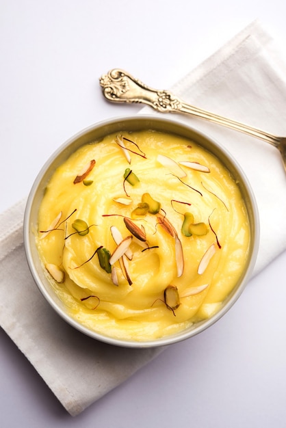 Shrikhand OR Srikhand is een Indiaas dessert gemaakt van gezeefde yoghurt, gegarneerd met droog fruit en saffraan.