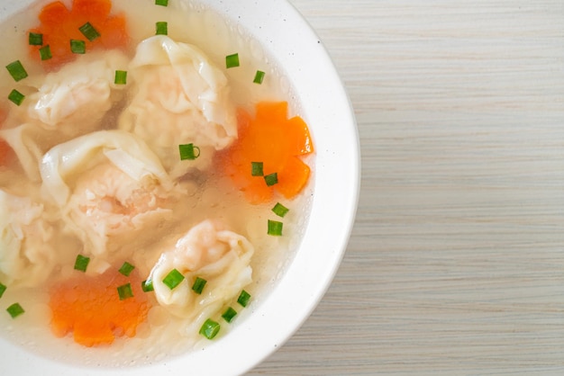 白いボウルにエビ餃子のスープ-アジア料理スタイル