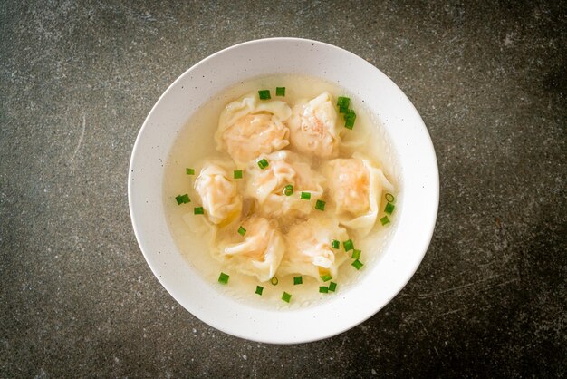 白いボウルにエビ餃子のスープ-アジア料理スタイル