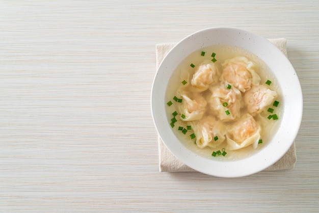 Zuppa di gnocchi di gamberi in una ciotola bianca