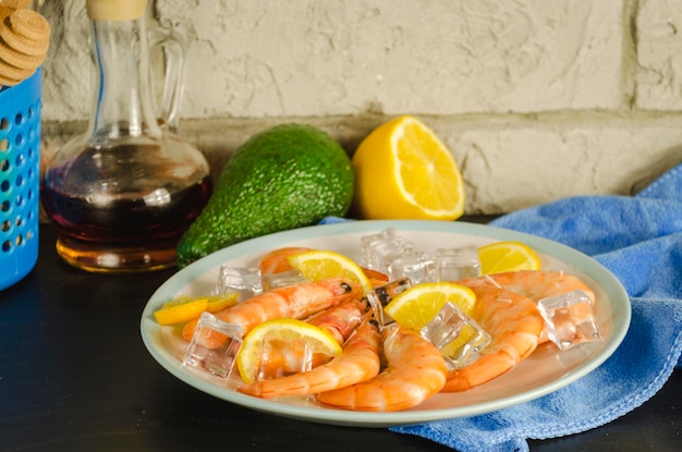 Shrimp and lemon slices