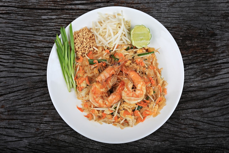 Photo shrimp pad thai, traditional thai dish with stir fried rice noodles,