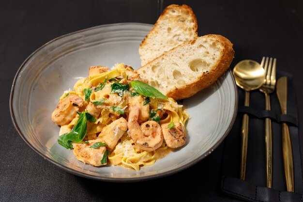 Shrimp pasta with sauce and bread