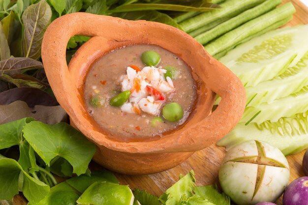 タイの味の食材、チリのディップと野菜のエビのペースト