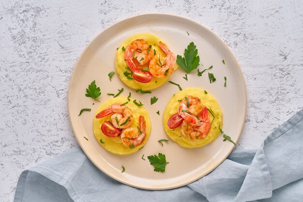 Piatto senza glutine di gamberi e polenta