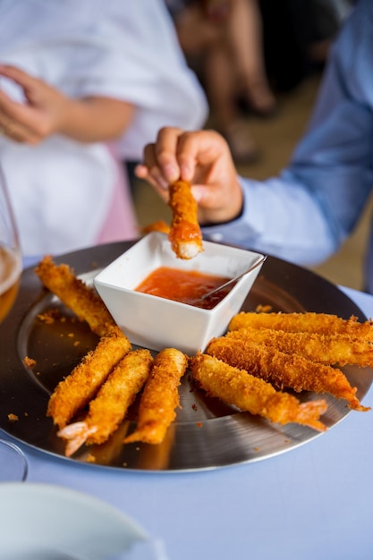 Photo shrimp or prawn battered with breadcrumb dough at an event at the buffet sandwich prawn for lunch