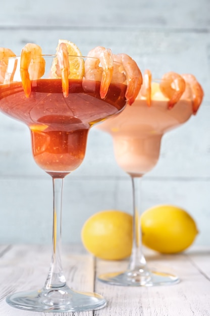 Foto gamberetti e cocktail di gamberi con limoni freschi