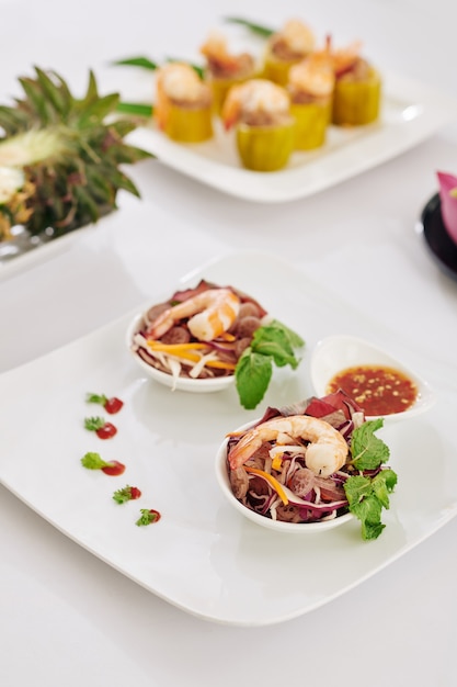 Foto insalata di gamberetti cucinata per cena