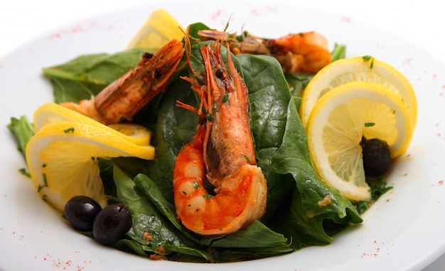 Foto insalata di gamberi con spinaci e limone