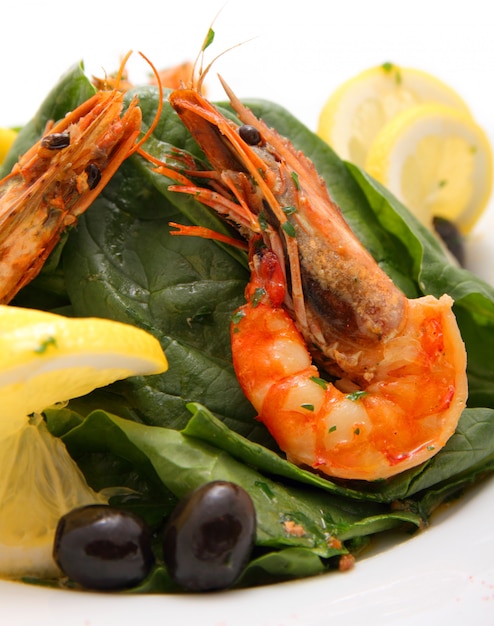 Foto insalata di gamberi con spinaci e limone