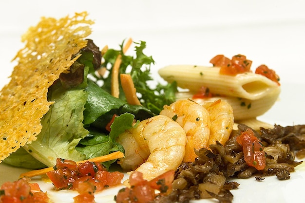 Photo shrimp skewer with macaroni pasta and salad food