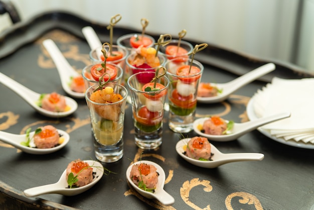 Foto antipasti di gamberetti sulla celebrazione del tavolo del banket