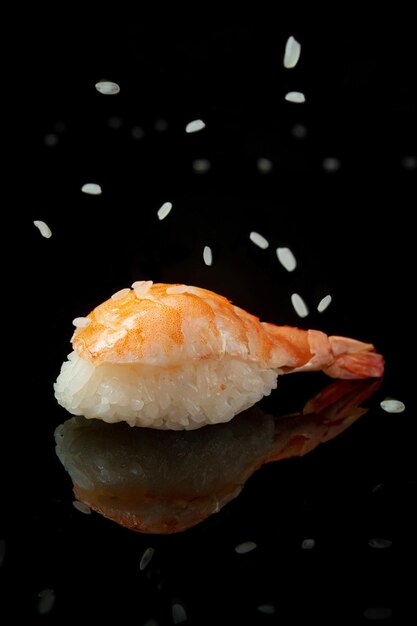 Photo shrimp sushi on a black background with a reflection