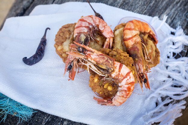 Gamberetti con una toppa di fagioli sulla riva dell'oceano