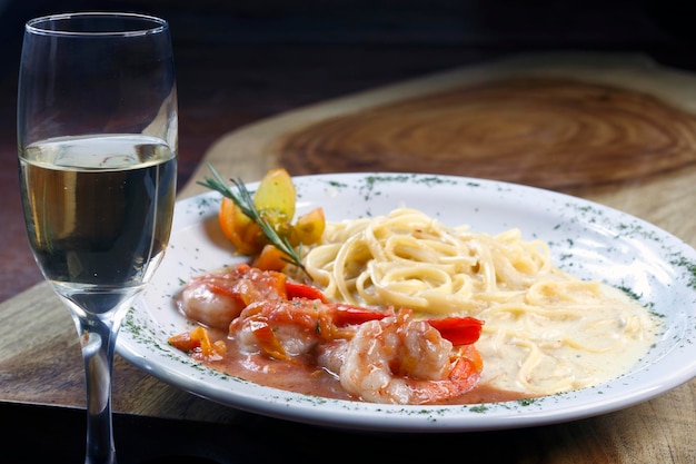 Shrimp with pasta and white wine