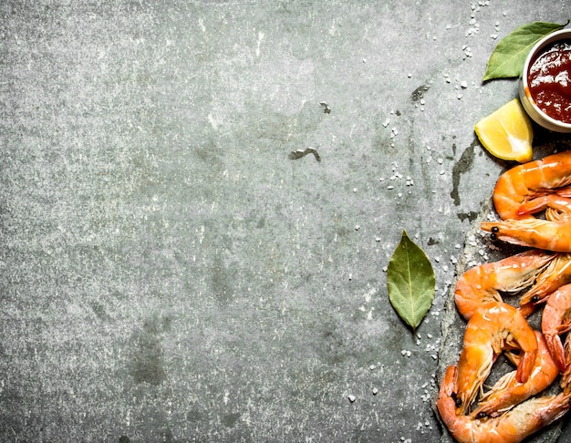 Shrimp with sauce, lemon and salt .