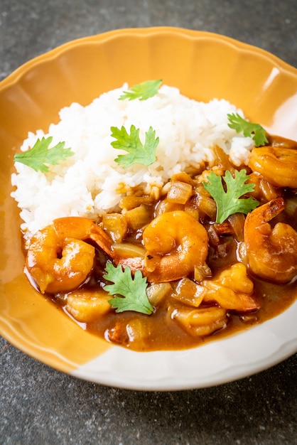 Photo shrimps in curry sauce on rice