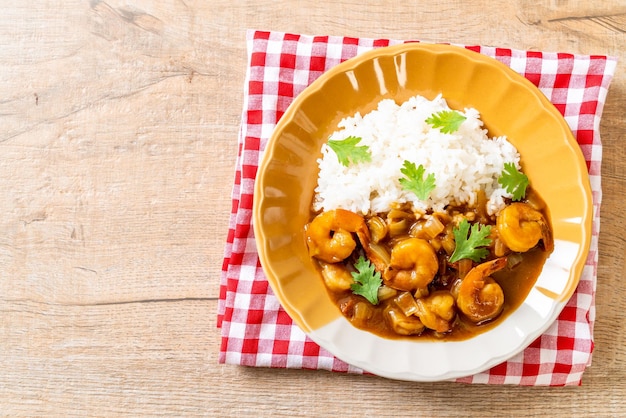 トッピングライスにカレーソースをかけたエビ