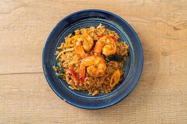 креветки жареный рис с зеленью и специями - азиатская кухня