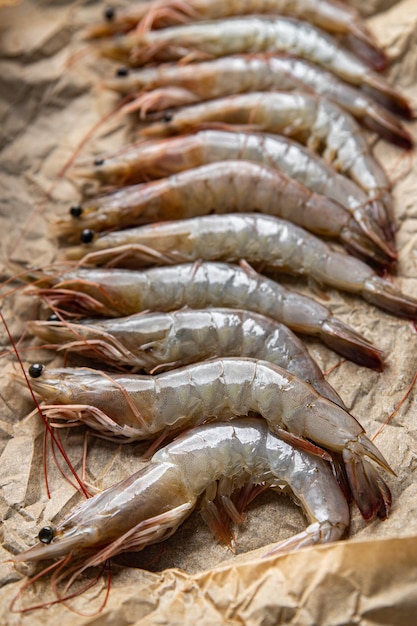 Gamberetti frutti di mare crudi gamberi pasto sano cibo spuntino sul tavolo copia spazio cibo sfondo