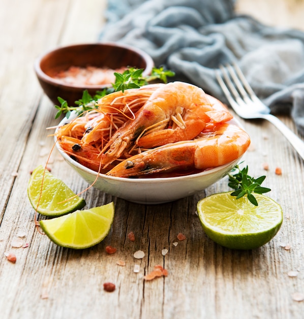 Shrimps served with lemon