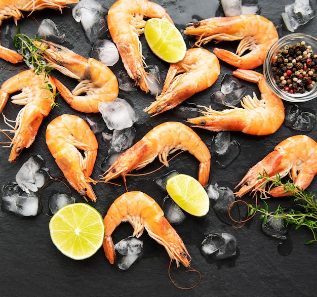 Photo shrimps served with lemon