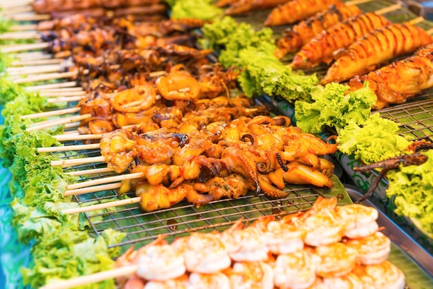 屋台の食べ物市場のエビ