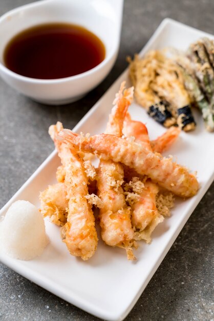 Photo shrimps tempura (battered fried shrimps) with vegetable