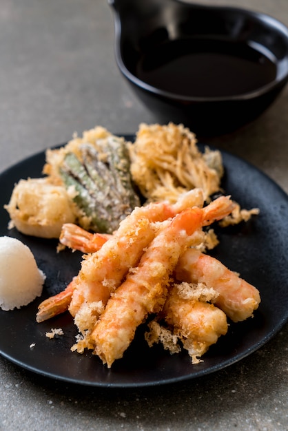 Photo shrimps tempura battered fried shrimps with vegetable