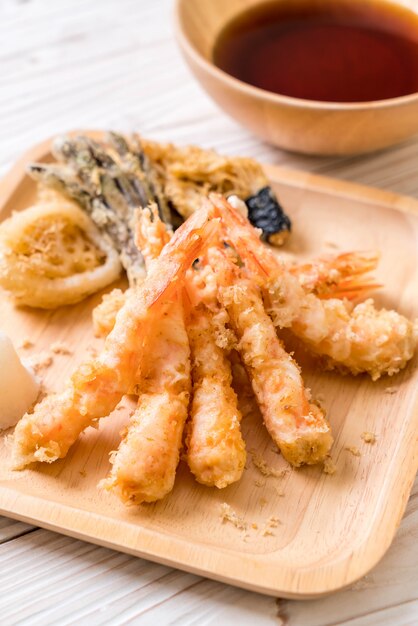 shrimps tempura (battered fried shrimps) with vegetable