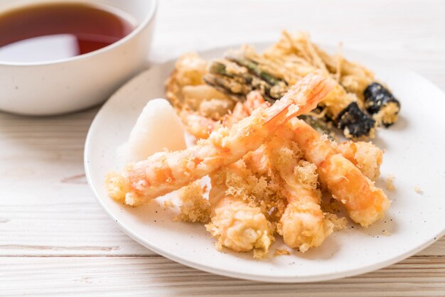 shrimps tempura (battered fried shrimps) with vegetable