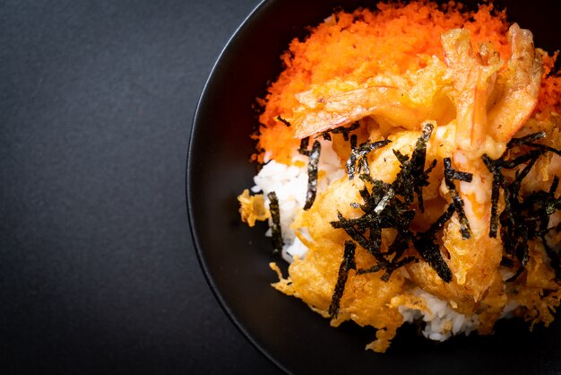 Photo shrimps tempura rice bowl with shrimp egg and seaweed