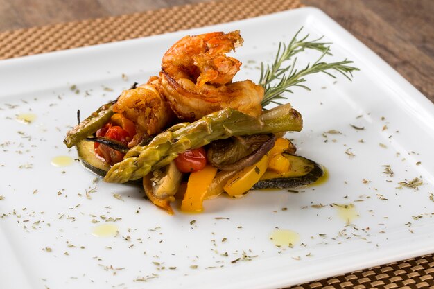 Shrimps with green asparagus.