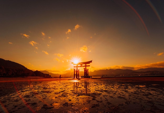 夕暮れの空に照らされたビーチの神社