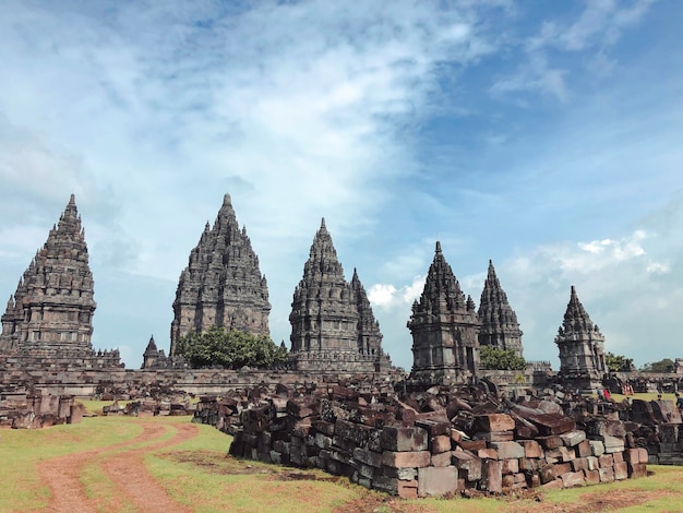 世界遺産リストに含まれるプランバナンヒンドゥー寺院群の神殿記念碑的な古代建築の彫刻が施された石の壁ジョグジャカルタ中央ジャワインドネシア