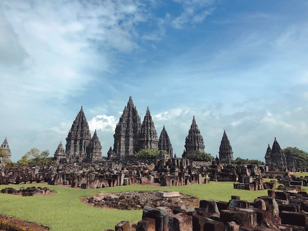 世界遺産リストに含まれるプランバナンヒンドゥー寺院群の神殿記念碑的な古代建築の彫刻が施された石の壁ジョグジャカルタ中央ジャワインドネシア